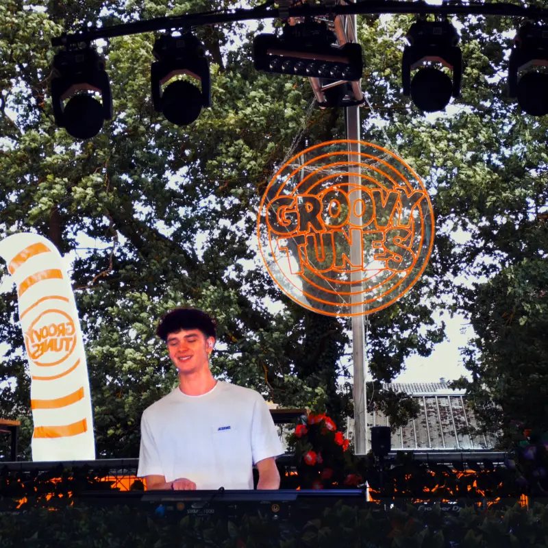 Groovy Tunes mainstage ☀️